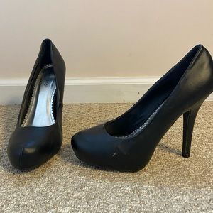 Black Pumps